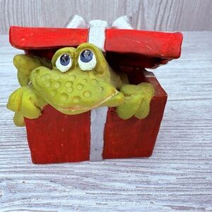 Ruzz berrie frog figurin in gift present decor accent the Christmas country folk
